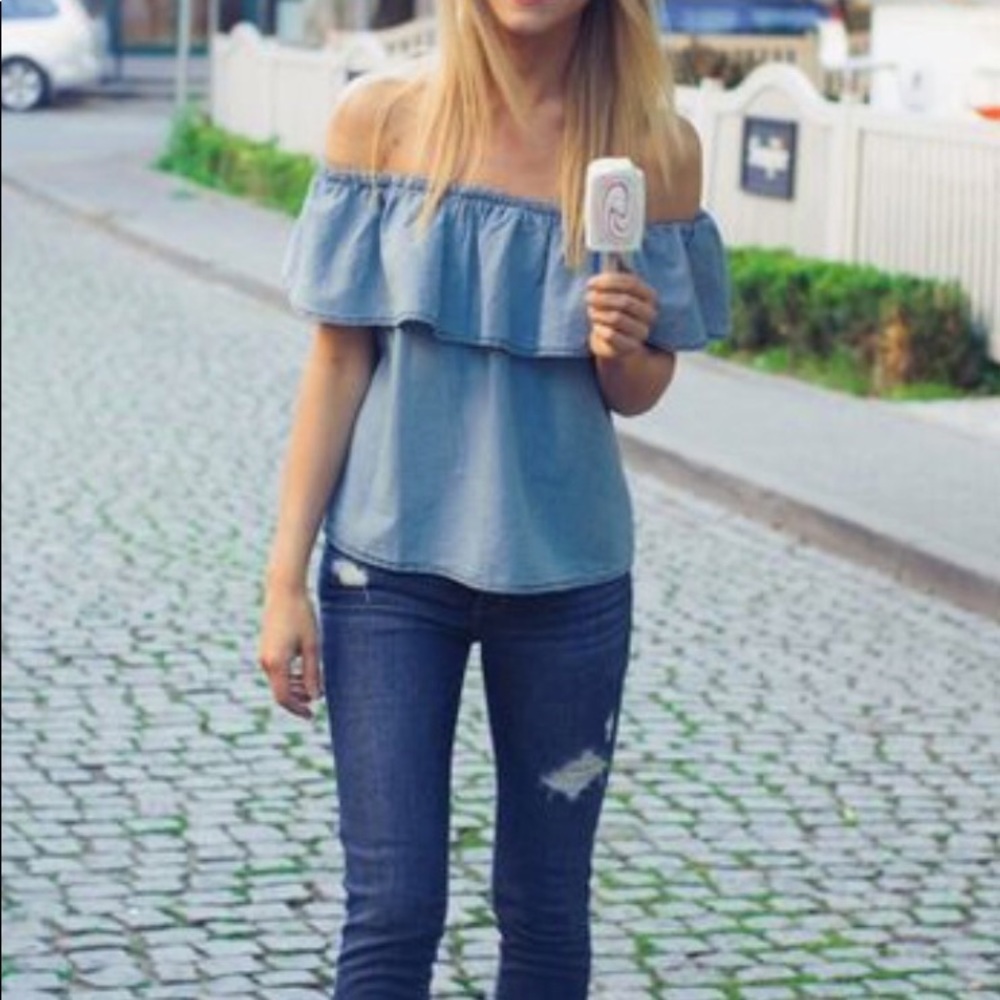 SALE Off the Shoulder Chambray Top🦋 - Picture 3 of 8